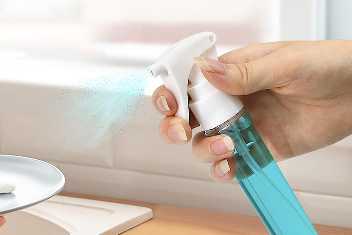 Standing Paper Towel Holder with Spray Pump Papertowels Roller Sprayer