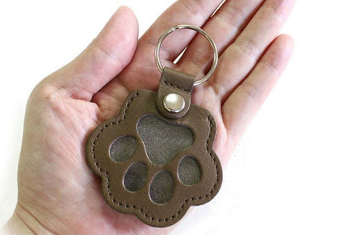 2PCS Pet Paw Shaped Key Chain Pet Fur Storage Key Chain Pet Memorial Gift Key Ring