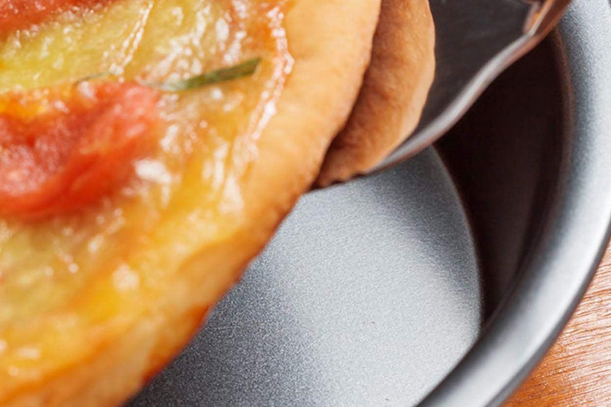 Pizza Pan Non Stick Crisper Tray Carbon Steel Round Oven Bakeware with Holes 24-32cm